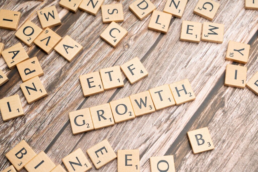 NISAでのETFと投資信託、どっちが初心者におすすめ？
